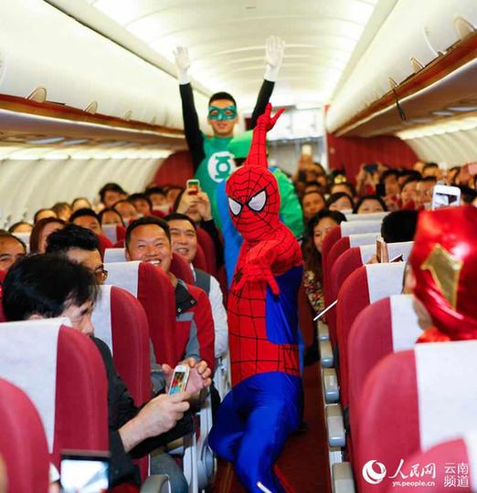 云南昆明：萬圣節空乘高空上演cosplay秀 圖