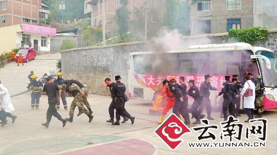 云南大關反暴恐演練：“暴恐分子”縱火砍人劫持人質