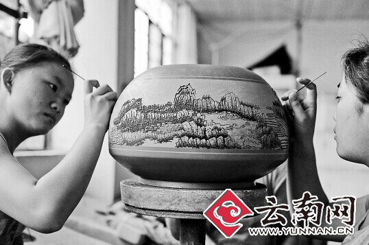 云南民族民間工藝品亮相上海贏得滿堂彩