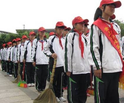 昆明關上開展“萬名志愿者進社區清潔活動”