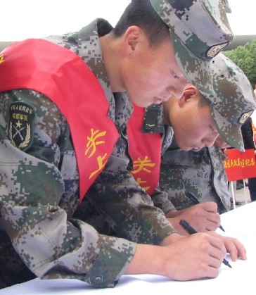 昆明關上開展“萬名志愿者進社區清潔活動”