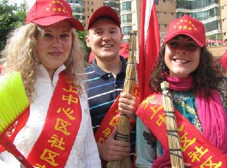 昆明關上開展“萬名志愿者進社區清潔活動”