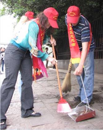 昆明關上開展“萬名志愿者進社區清潔活動”