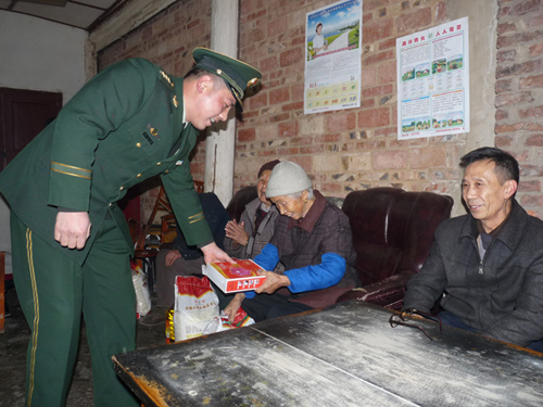 天保邊檢站開展“傳承雷峰精神 爭當(dāng)優(yōu)秀國門衛(wèi)士”活動