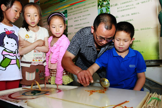 昆明:十余名小學生到文化傳習館學手藝