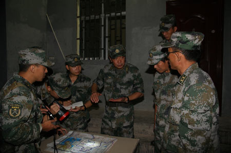 余陽：身先士卒徒步進震中