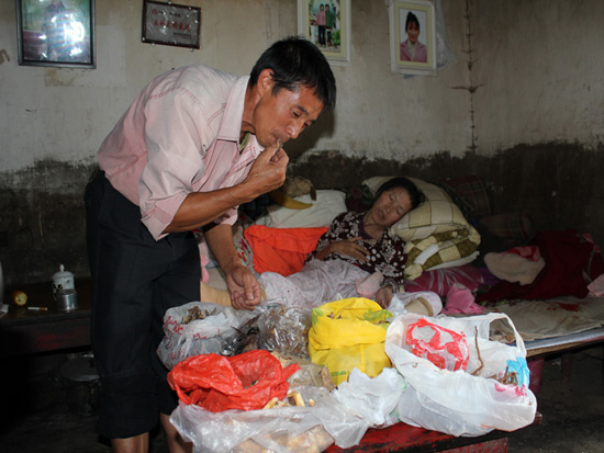 昆明東川一男子為救妻子徒步五千公里挖草藥