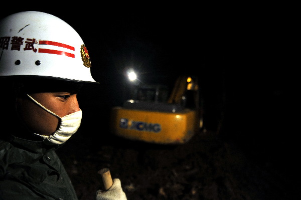 武警云南總隊昭通支隊官兵全力奮山體滑坡救災一線