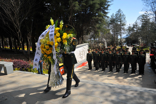 武警保山支隊(duì)機(jī)關(guān)干部到善洲林場礪“煉”黨性