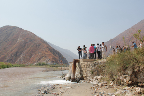 拆掉排污口 清水涌出來 昆明東川區積極整治“牛奶河”