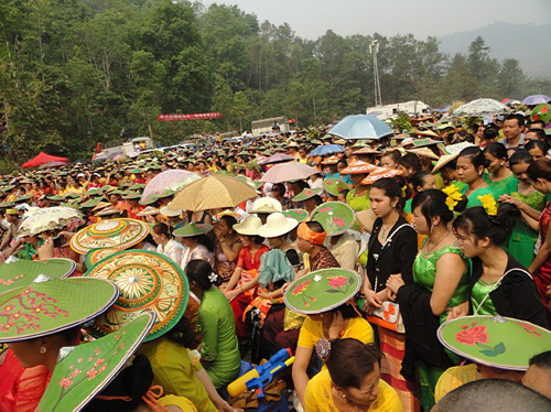 云南德宏萬(wàn)人采花慶祝建州60周年