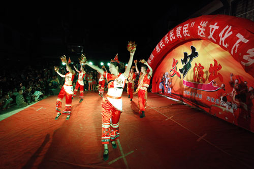 云南巧家送戲下鄉村民樂開懷