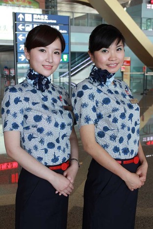 東航云南“金花們”會心微笑扮靚值機柜臺