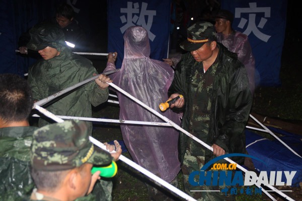 迪慶：武警云南總隊(duì)百余名官兵冒雨晝夜奮戰(zhàn)災(zāi)區(qū)搶險(xiǎn)救災(zāi)