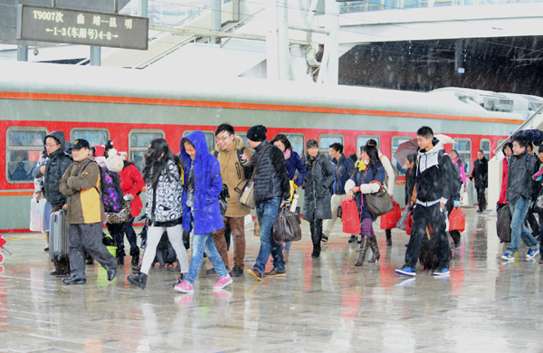 昆鐵迎戰雨雪保安全暢通