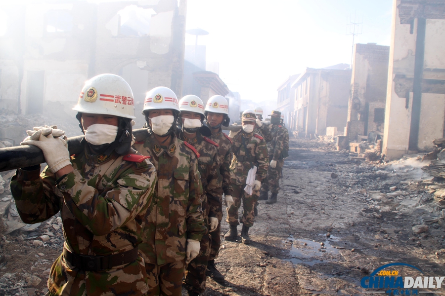 香格里拉獨克宗古城災后一片廢墟 駐地警民緊張投入災后清理工作