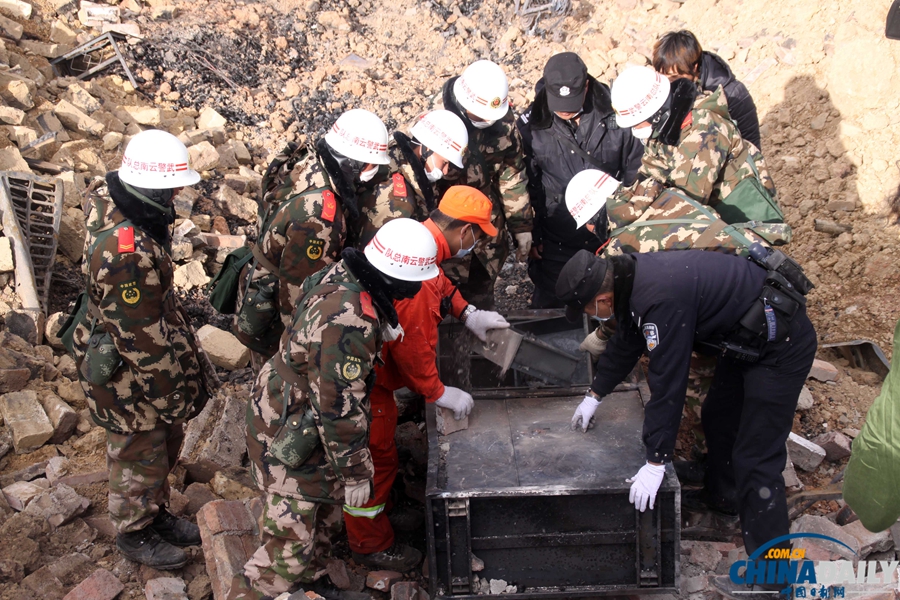 香格里拉獨克宗古城災(zāi)后一片廢墟 駐地警民緊張投入災(zāi)后清理工作