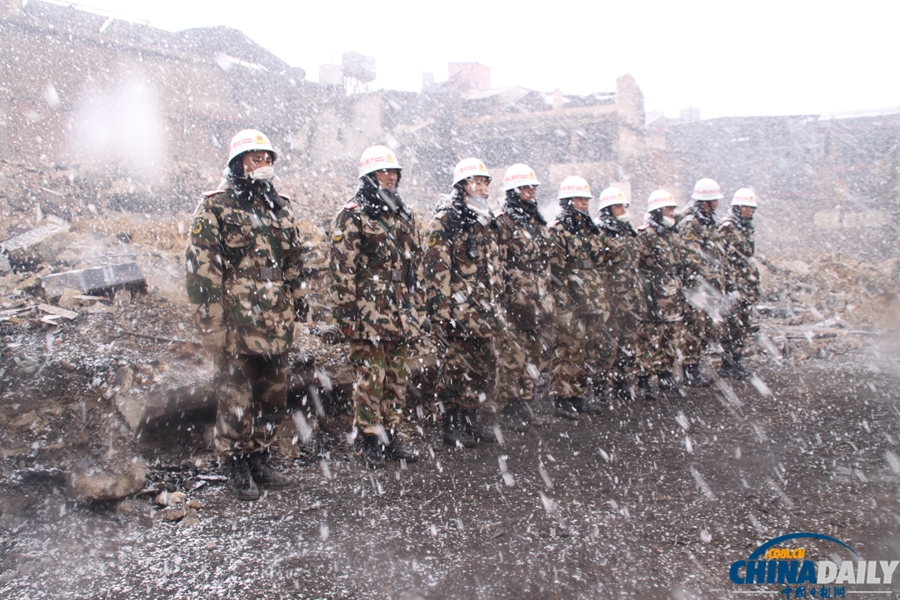 香格里拉獨克宗古城災后一片廢墟 駐地警民緊張投入災后清理工作