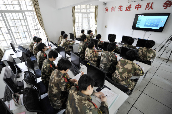 讓指尖“跳舞”的女兵(組圖) ——武警云南總隊司令部通信站有線中隊女兵影像