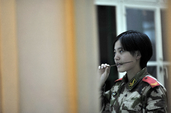 讓指尖“跳舞”的女兵(組圖) ——武警云南總隊司令部通信站有線中隊女兵影像