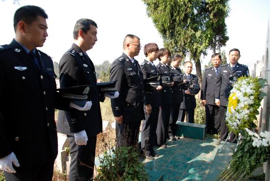 緬懷英烈精神 熔鑄忠誠警魂 ——昆鐵警方組織開展清明祭掃活動