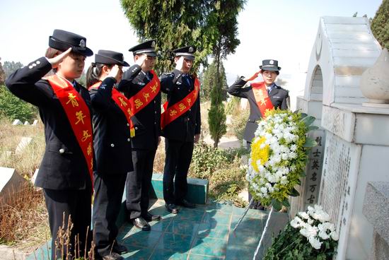 緬懷英烈精神 熔鑄忠誠警魂 ——昆鐵警方組織開展清明祭掃活動