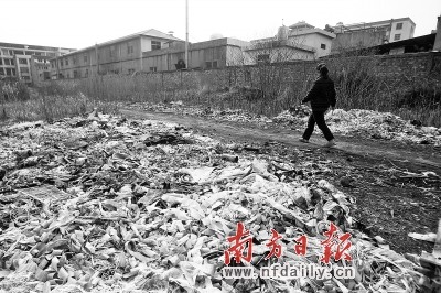 重金屬污染中國至少10%耕地 電池行業(yè)成禍?zhǔn)?/></p>

<p>3月24日，浙江臺州市速起蓄電池有限公司廠房外邊堆滿了廢舊垃圾。近日，臺州路橋區(qū)峰江街道上陶村139名村民出現(xiàn)由蓄電池污染引起的血鉛含量超標(biāo)。CFP供圖</p>

<p>近期，浙江省臺州市路橋區(qū)峰江街道139名村民被查出血鉛嚴(yán)重超標(biāo)，元兇是建在村里的一家被列為重點監(jiān)控企業(yè)的蓄電池企業(yè)。</p>

<p>重金屬污染再次成為輿論關(guān)注的焦點。</p>

<p>本月28日，國家環(huán)保部等9部委聯(lián)合召開2011年全國環(huán)保轉(zhuǎn)型行動會議，將今年專項行動重點“劍指”重金屬污染問題，其中鉛蓄電池企業(yè)的整治成為今年我國環(huán)保行動的首要任務(wù)。</p>

<p>環(huán)保專家根據(jù)國土資源部公布的數(shù)據(jù)估算，全國每年因被重金屬污染的糧食高達(dá)1200萬噸，相當(dāng)于廣東一年的糧食總產(chǎn)量，可以養(yǎng)活常住珠三角的4000萬人口。</p>

<p><strong>重金屬至少污染中國10%耕地</strong></p>

<p>環(huán)境保護(hù)部部長周生賢透露，根據(jù)《重金屬污染綜合防治“十二五”規(guī)劃》要求，到2015年，重點區(qū)域鉛、汞、鉻、鎘和類金屬砷等重金屬污染物的排放，比2007年削減15%，并要求各地要全面啟動重金屬污染綜合防治“十二五”規(guī)劃，打好重金屬污染綜合防治的持久戰(zhàn)和攻堅戰(zhàn)。</p>

<p>重金屬污染為何成為“十二五”期間環(huán)保治理的頭等大事？</p>

<p>國土資源部對此曾毫不諱言，全國每年僅因重金屬污染而減產(chǎn)糧食1000多萬噸，另外被重金屬污染的糧食每年也多達(dá)1200萬噸，合計經(jīng)濟損失至少200億元，足以每年多養(yǎng)活4000多萬人。</p>

<p>專家經(jīng)過對比發(fā)現(xiàn)，1200萬噸糧食幾乎相當(dāng)于廣東省一年的糧食總產(chǎn)量，4000多萬人也相當(dāng)于整個珠三角的常住人口。</p>

<p>中國科學(xué)院地理科學(xué)與資源研究所環(huán)境修復(fù)研究中心主任陳同斌研究員表示，中國的重金屬污染在北方只是零星分布，而在南方則比較密集。他根據(jù)調(diào)查估算，重金屬污染中國耕地10%左右的可能性較大。其中，受鎘污染和砷污染的比例最大，約分別占受污染耕地的40%左右。</p>
</div>
</div>

<div width=