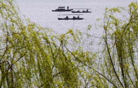 清明時節雨 春意醉游人