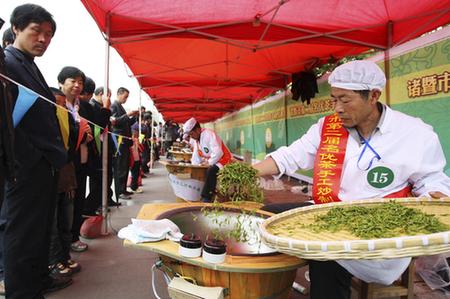 指尖“逐鹿”炒新茶