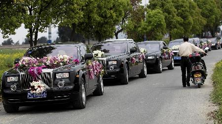 車價(jià)上億“超豪華”迎親車隊(duì)亮相溫州
