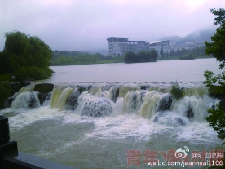 杭州西湖長橋被淹沒 網(wǎng)友戲稱“水漫金山”(圖)