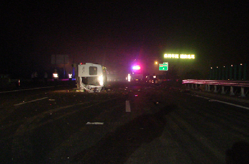 浙江一運(yùn)送兒童面包車高速公路側(cè)翻造成7人死亡