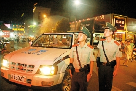 為市民送安全:12輛敞篷警車夜巡杭州
