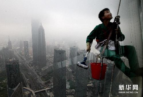 扮靚城市高空的“蜘蛛人”