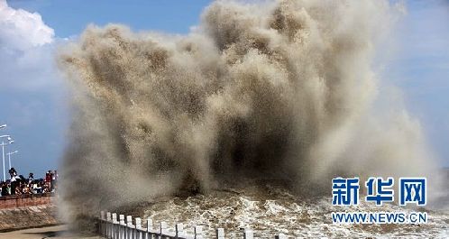 錢(qián)塘江：大潮“沖倒”觀潮游客