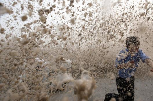 錢塘潮洶涌拍岸 觀潮者猝不及防