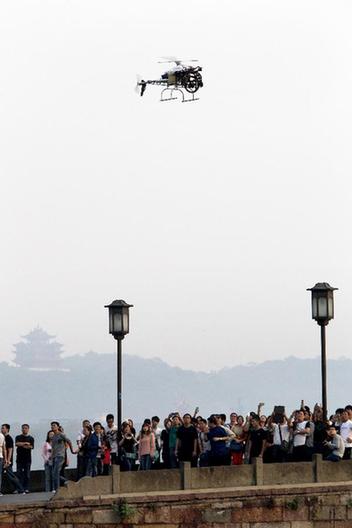 杭州試飛警用搖桿直升機“護(hù)駕”西湖煙花大會