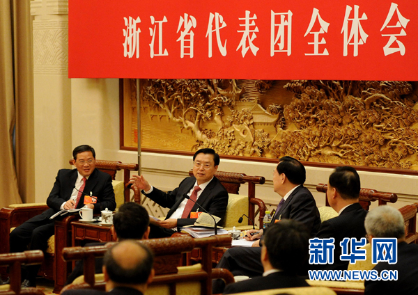 習(xí)近平等領(lǐng)導(dǎo)同志和代表一起審議政府工作報(bào)告