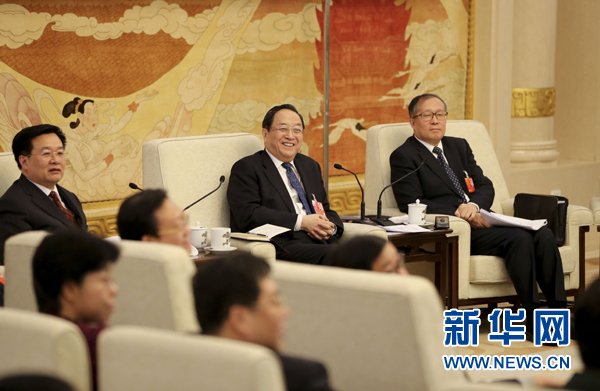 習近平等領導同志和代表一起審議政府工作報告