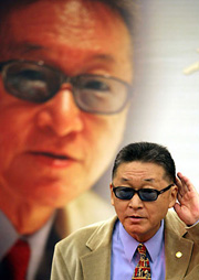 Prominent writer arrives on mainland