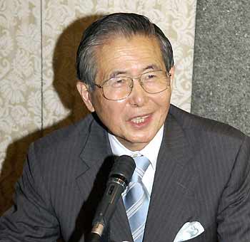 Alberto Fujimori, Peru's disgraced former president, speaks to reporters in Tokyo October 6, 2005. Fujimori announced on Thursday his intention to run for the presidency again in an election set for next April, a former presidential aide who remains close to Fujimori said.