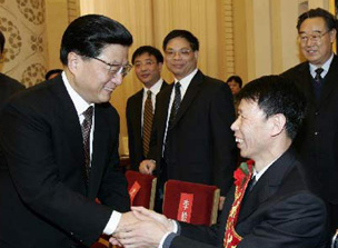 輪椅“活雷鋒” 王樹明報(bào)告會在京舉行，黃菊會見報(bào)告團(tuán)