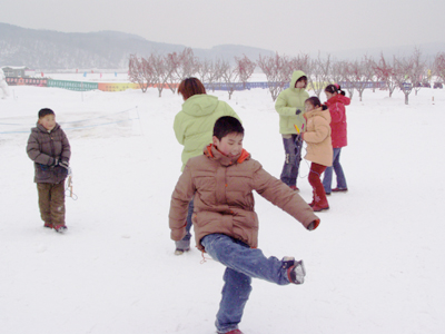 百名孤兒凈月潭里玩翻天