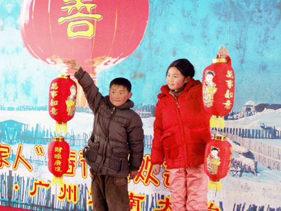 百名孤兒凈月潭里玩翻天