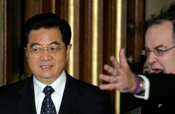 Hu arrives in Britain