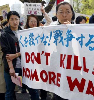 Japanese protesters demand a withdrawal from Iraq