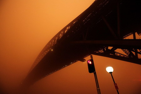 Dust storm whips Sydney; flight chaos