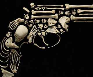 Spine-tingling pics of bones <BR>人骨拼畫(huà)令人發(fā)麻(圖)