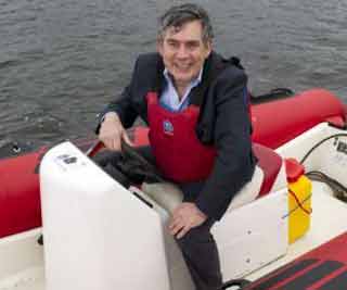 Brown can't go casual<BR>布朗穿西裝度假遭嘲笑