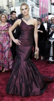 Keira's Oscar gown auctioned for charity 